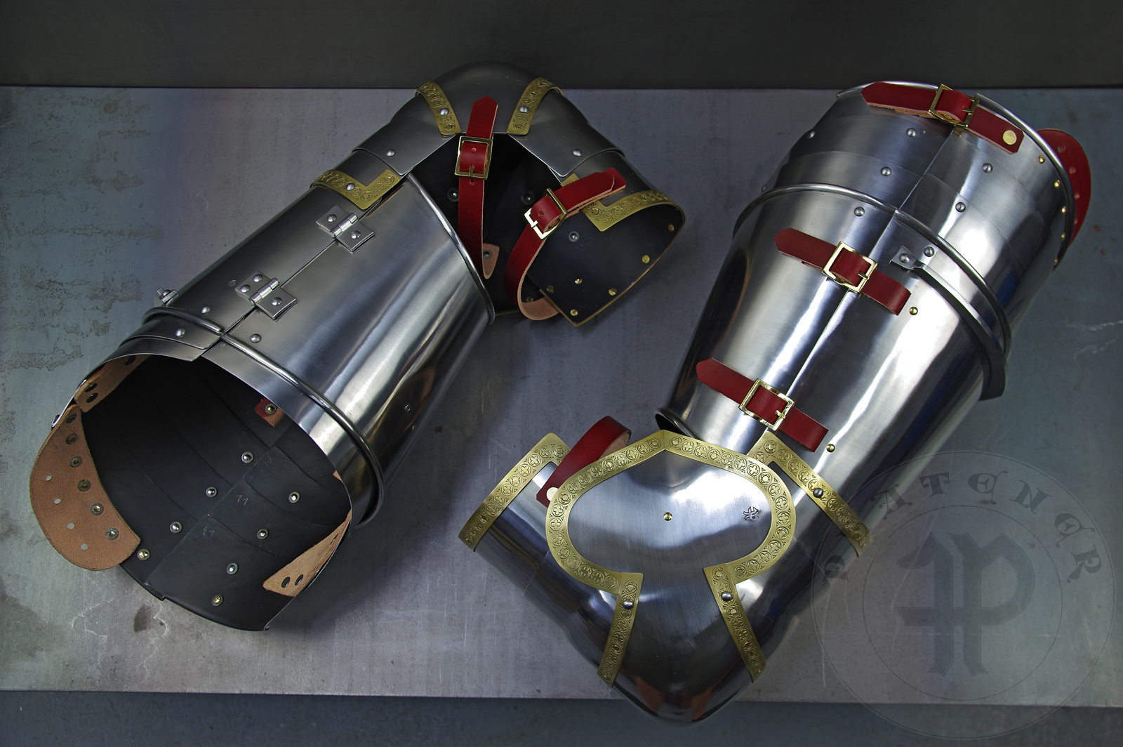 Complete leg harness mainly inspired by depicts from Altar of St George of the Valencian school, circa 1410. Cuisses are quite unusual with such detail like lames on upper part of thigh plates and stop ribs. They are also closed at the back like in English style armour. All made of medium carbon steel and heat hardened and tempered up to 42 HRC./Pene osony ng gwnie inspirowane przedstawieniami z otarza w. Jerzego z warsztatu z Walencji, okoo 1410 rok. Nabiodrki s do nietypowe z takimi detalami jak dodatkowe folgi oraz kute wzmocnienie ochronne. S one take w peni zamknite podobnie jak w angielskim stylu. Wykonane w caoci ze stali redniowglowej oraz hartowane i odpuszczane do twardoci 42 HRC.