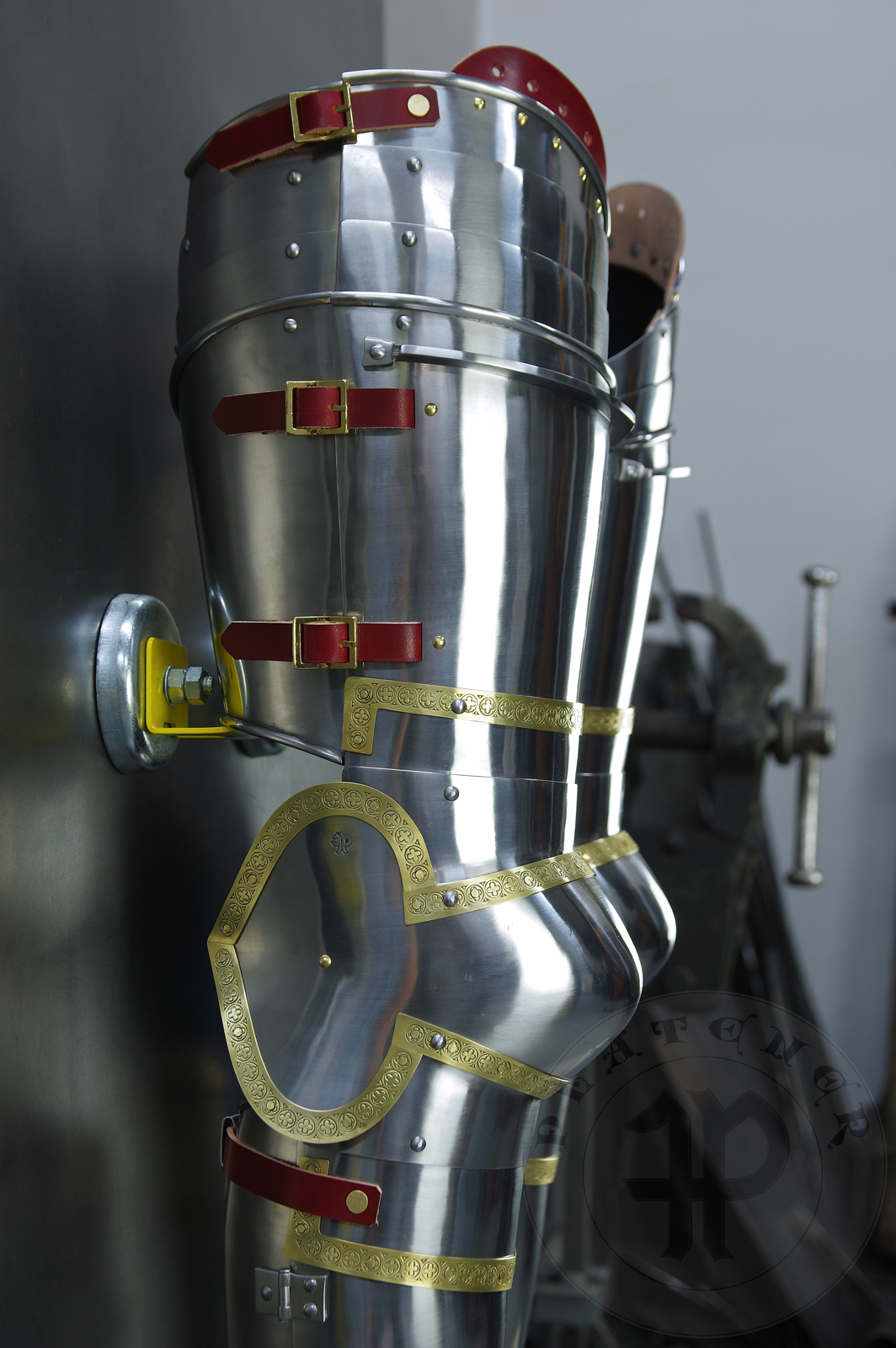 Complete leg harness mainly inspired by depicts from Altar of St George of the Valencian school, circa 1410. Cuisses are quite unusual with such detail like lames on upper part of thigh plates and stop ribs. They are also closed at the back like in English style armour. All made of medium carbon steel and heat hardened and tempered up to 42 HRC./Pene osony ng gwnie inspirowane przedstawieniami z otarza w. Jerzego z warsztatu z Walencji, okoo 1410 rok. Nabiodrki s do nietypowe z takimi detalami jak dodatkowe folgi oraz kute wzmocnienie ochronne. S one take w peni zamknite podobnie jak w angielskim stylu. Wykonane w caoci ze stali redniowglowej oraz hartowane i odpuszczane do twardoci 42 HRC.