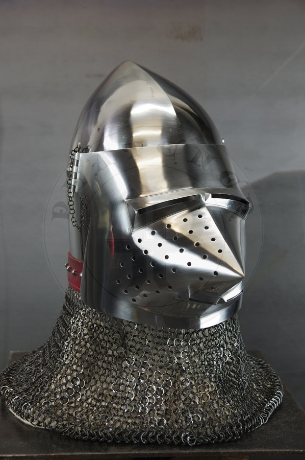 Przybica z zason psi pysk wzorowana na hemie A69 z Wallace Collection w Londynie, datowany na 1390-1400 r. Hem ulepszony cieplnie do 34 HRC./Visored bascinet hundsgugel based on A69 helmet from Wallace Collection in London, circa 1390-1400. Heat treatment up to 34 HRC.
