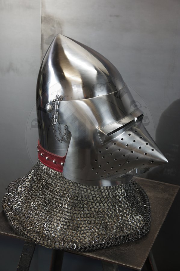Przybica z zason psi pysk wzorowana na hemie A69 z Wallace Collection w Londynie, datowany na 1390-1400 r. Hem ulepszony cieplnie do 34 HRC./Visored bascinet hundsgugel based on A69 helmet from Wallace Collection in London, circa 1390-1400. Heat treatment up to 34 HRC.