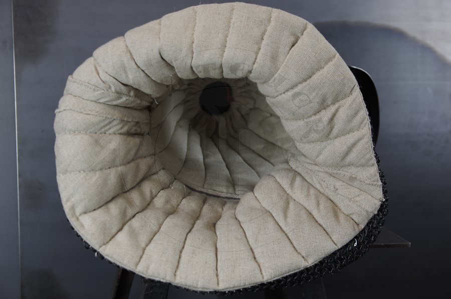 Przybica z zason psi pysk wzorowana na hemie A69 z Wallace Collection w Londynie, datowany na 1390-1400 r. Hem ulepszony cieplnie do 34 HRC./Visored bascinet hundsgugel based on A69 helmet from Wallace Collection in London, circa 1390-1400. Heat treatment up to 34 HRC.