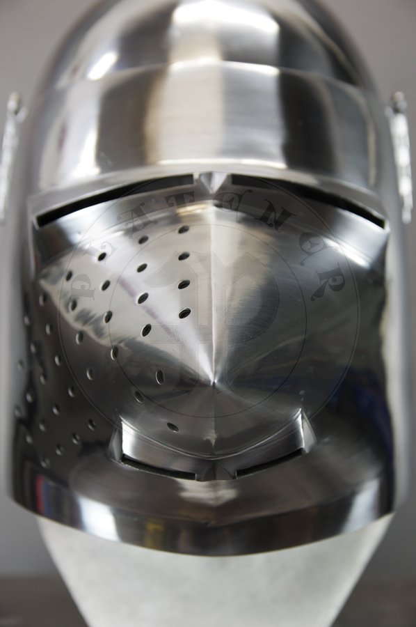 Przybica z zason psi pysk wzorowana na hemie A69 z Wallace Collection w Londynie, datowany na 1390-1400 r. Hem ulepszony cieplnie do 34 HRC./Visored bascinet hundsgugel based on A69 helmet from Wallace Collection in London, circa 1390-1400. Heat treatment up to 34 HRC.
