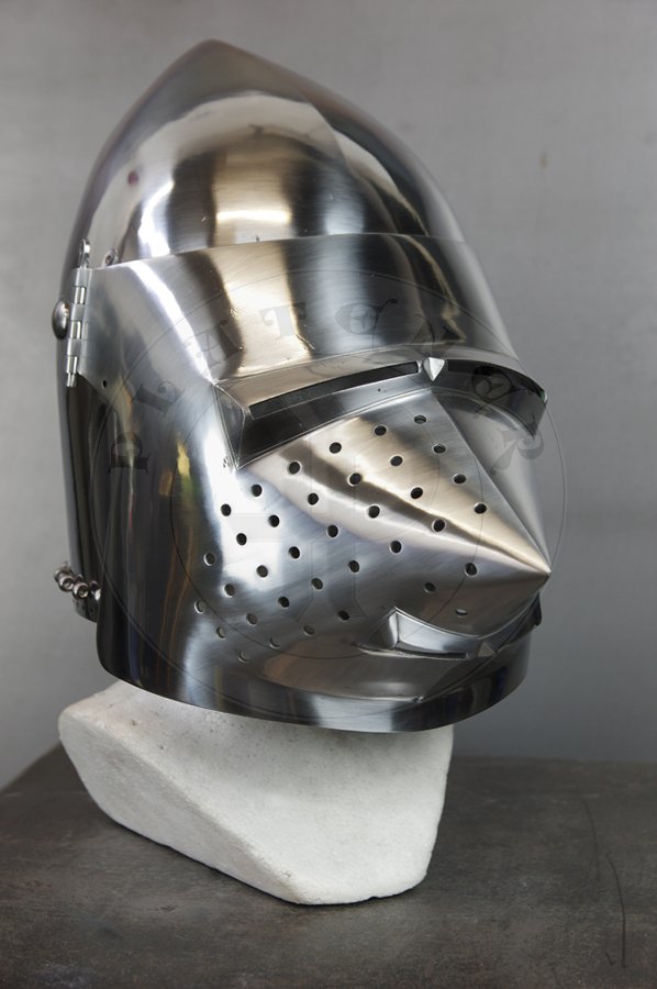 Przybica z zason psi pysk wzorowana na hemie A69 z Wallace Collection w Londynie, datowany na 1390-1400 r. Hem ulepszony cieplnie do 34 HRC./Visored bascinet hundsgugel based on A69 helmet from Wallace Collection in London, circa 1390-1400. Heat treatment up to 34 HRC.