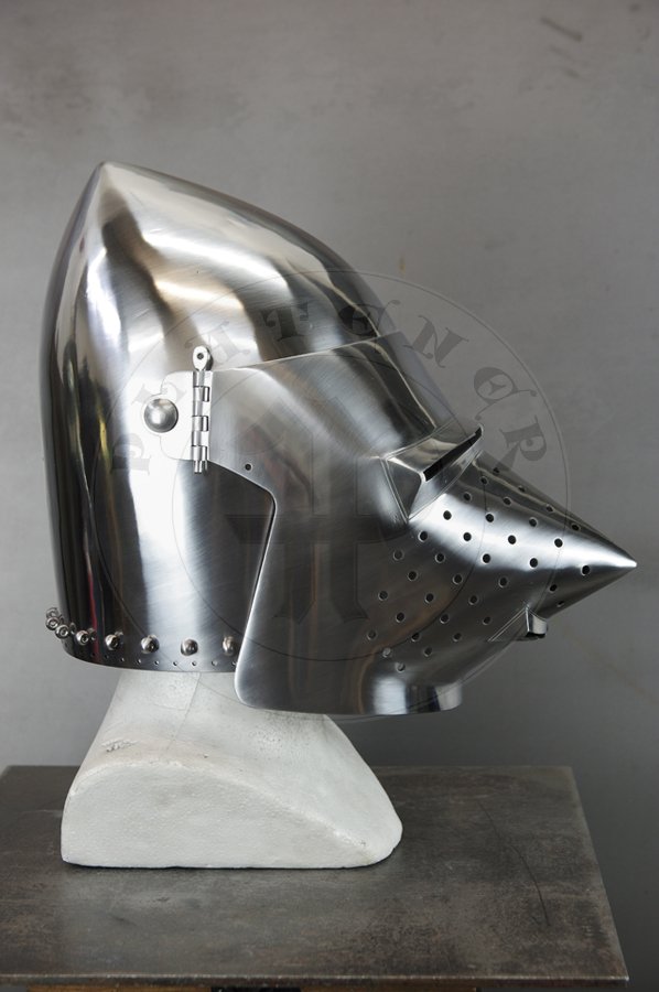 Przybica z zason psi pysk wzorowana na hemie A69 z Wallace Collection w Londynie, datowany na 1390-1400 r. Hem ulepszony cieplnie do 34 HRC./Visored bascinet hundsgugel based on A69 helmet from Wallace Collection in London, circa 1390-1400. Heat treatment up to 34 HRC.