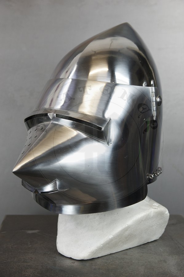 Przybica z zason psi pysk wzorowana na hemie A69 z Wallace Collection w Londynie, datowany na 1390-1400 r. Hem ulepszony cieplnie do 34 HRC./Visored bascinet hundsgugel based on A69 helmet from Wallace Collection in London, circa 1390-1400. Heat treatment up to 34 HRC.