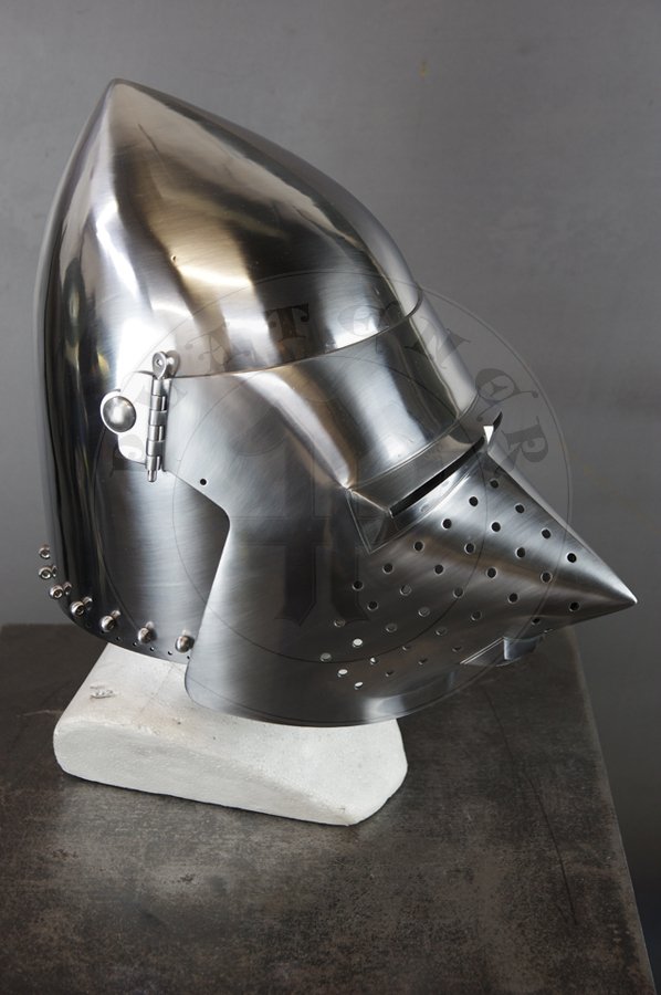Przybica z zason psi pysk wzorowana na hemie A69 z Wallace Collection w Londynie, datowany na 1390-1400 r. Hem ulepszony cieplnie do 34 HRC./Visored bascinet hundsgugel based on A69 helmet from Wallace Collection in London, circa 1390-1400. Heat treatment up to 34 HRC.