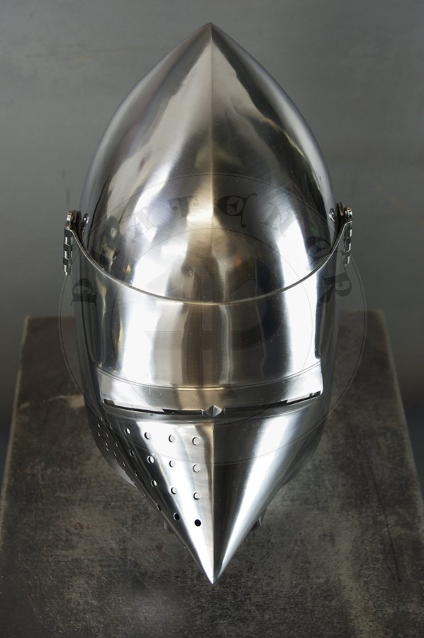 Przybica z zason psi pysk wzorowana na hemie A69 z Wallace Collection w Londynie, datowany na 1390-1400 r. Hem ulepszony cieplnie do 34 HRC./Visored bascinet hundsgugel based on A69 helmet from Wallace Collection in London, circa 1390-1400. Heat treatment up to 34 HRC.