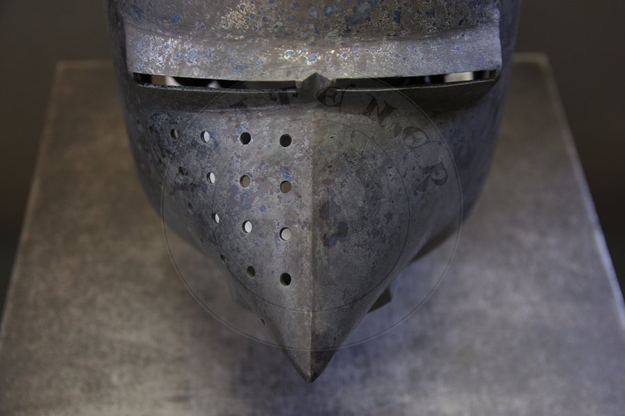 Przybica z zason psi pysk wzorowana na hemie A69 z Wallace Collection w Londynie, datowany na 1390-1400 r. Hem ulepszony cieplnie do 34 HRC./Visored bascinet hundsgugel based on A69 helmet from Wallace Collection in London, circa 1390-1400. Heat treatment up to 34 HRC.