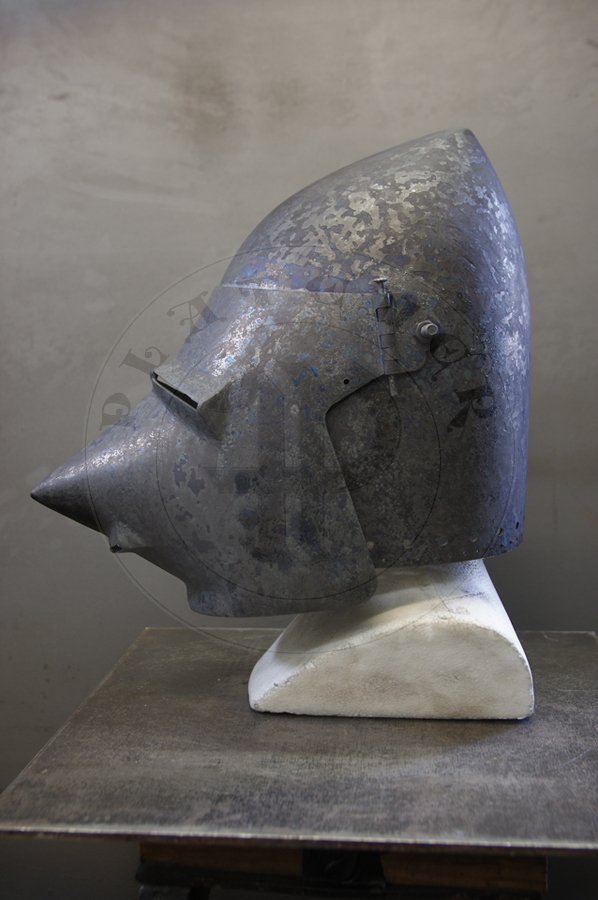 Przybica z zason psi pysk wzorowana na hemie A69 z Wallace Collection w Londynie, datowany na 1390-1400 r. Hem ulepszony cieplnie do 34 HRC./Visored bascinet hundsgugel based on A69 helmet from Wallace Collection in London, circa 1390-1400. Heat treatment up to 34 HRC.