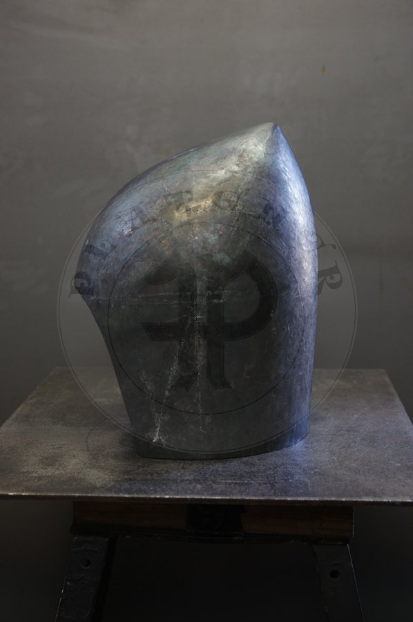 Przybica z zason psi pysk wzorowana na hemie A69 z Wallace Collection w Londynie, datowany na 1390-1400 r. Hem ulepszony cieplnie do 34 HRC./Visored bascinet hundsgugel based on A69 helmet from Wallace Collection in London, circa 1390-1400. Heat treatment up to 34 HRC.