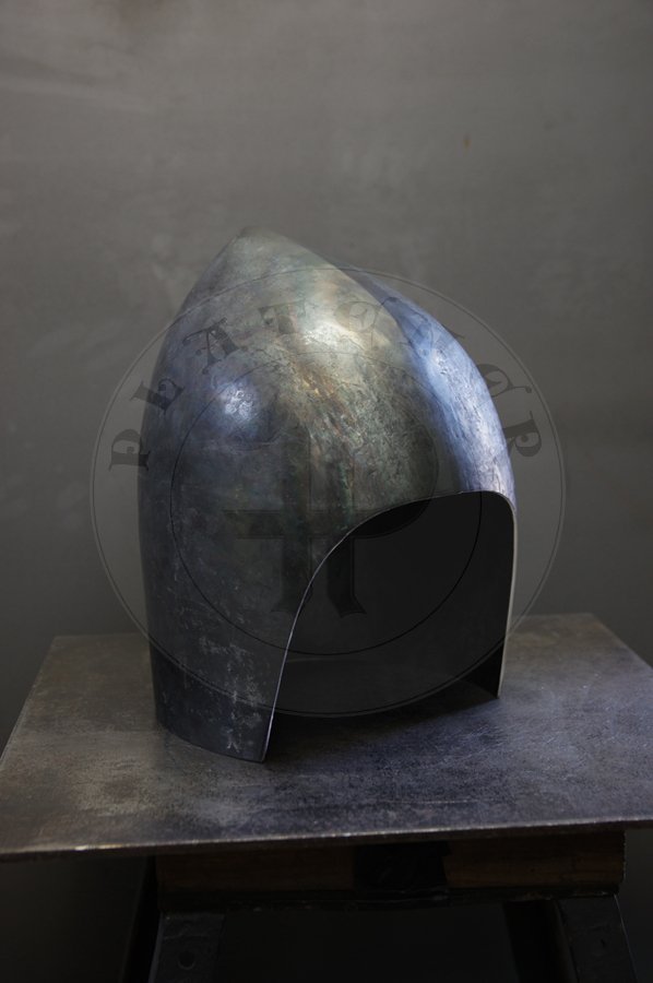 Przybica z zason psi pysk wzorowana na hemie A69 z Wallace Collection w Londynie, datowany na 1390-1400 r. Hem ulepszony cieplnie do 34 HRC./Visored bascinet hundsgugel based on A69 helmet from Wallace Collection in London, circa 1390-1400. Heat treatment up to 34 HRC.