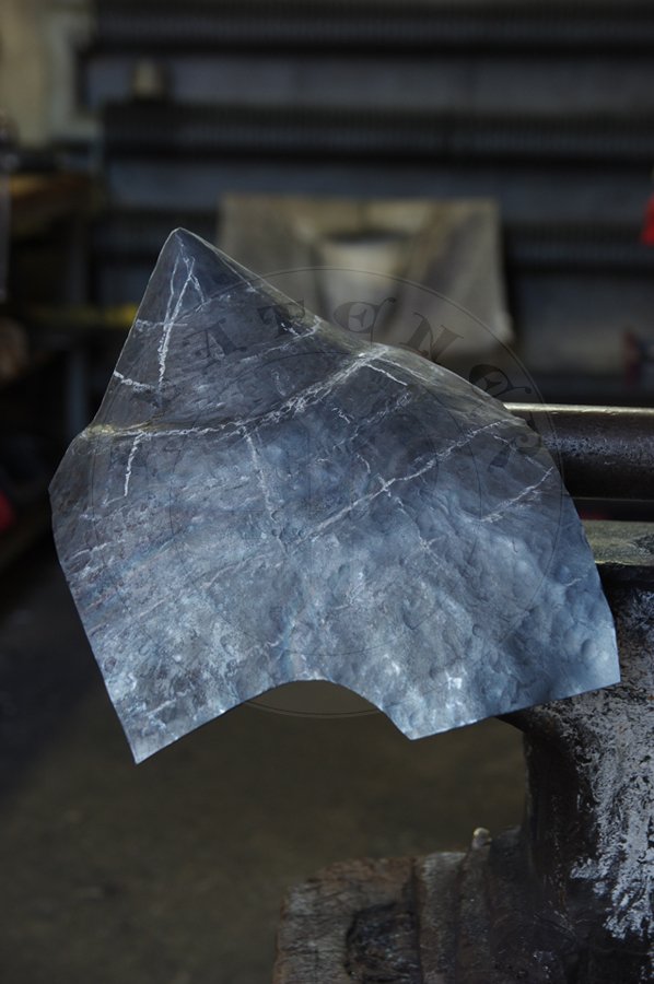 Przybica z zason psi pysk wzorowana na hemie A69 z Wallace Collection w Londynie, datowany na 1390-1400 r. Hem ulepszony cieplnie do 34 HRC./Visored bascinet hundsgugel based on A69 helmet from Wallace Collection in London, circa 1390-1400. Heat treatment up to 34 HRC.
