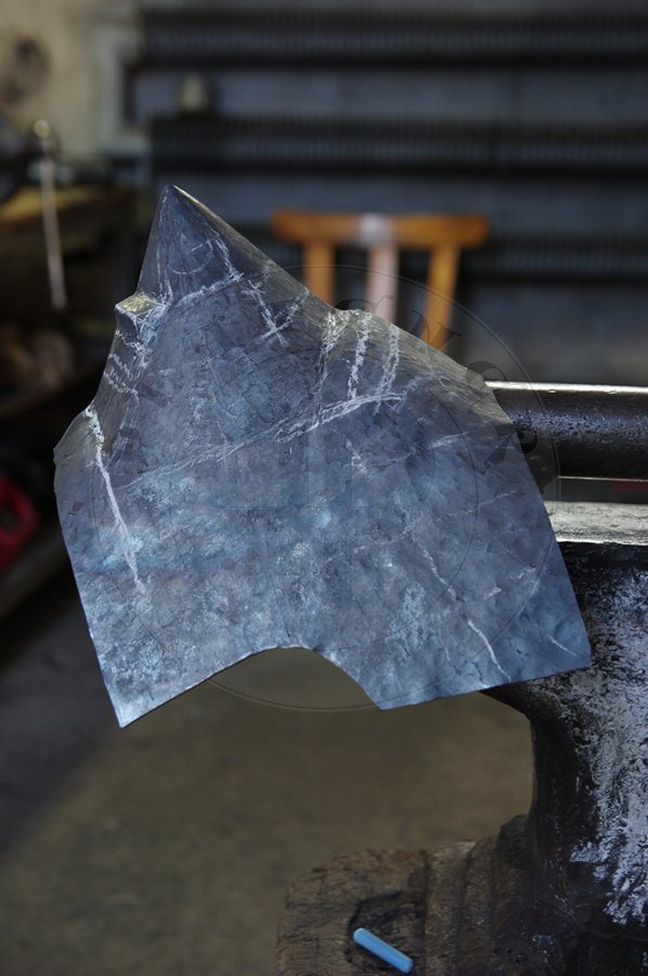 Przybica z zason psi pysk wzorowana na hemie A69 z Wallace Collection w Londynie, datowany na 1390-1400 r. Hem ulepszony cieplnie do 34 HRC./Visored bascinet hundsgugel based on A69 helmet from Wallace Collection in London, circa 1390-1400. Heat treatment up to 34 HRC.