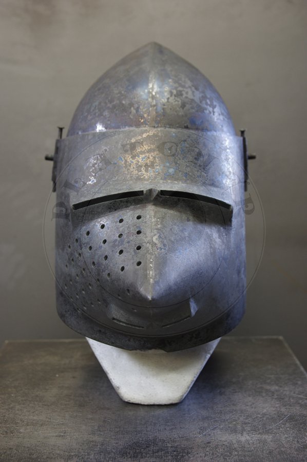 Przybica z zason psi pysk wzorowana na hemie A69 z Wallace Collection w Londynie, datowany na 1390-1400 r. Hem ulepszony cieplnie do 34 HRC./Visored bascinet hundsgugel based on A69 helmet from Wallace Collection in London, circa 1390-1400. Heat treatment up to 34 HRC.
