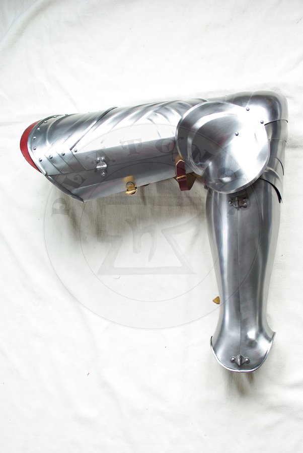 Bigwanty pytowe wykonane w caoci ze stali redniowglowej, pny XV wiek. Nabiodrki pytowe hartowane i odpuszczane do twardoci 38-42 HRC. Nabiodrki inspirowane zachowanymi woskimi eskporotwymi osonami ng 'alla tedesca' z Philadelphia Museum of Art, datowanych na lata 1465-70 /Leg harness fully made from medium carboon steel, late XV c. Cuisses heat hardened and tempered up to hardness 38-42 HRC. Upper leg harness inspired by italian export cuisses 'alla tedesca' from Philadelphia Museum of Art, c. 1465-70.