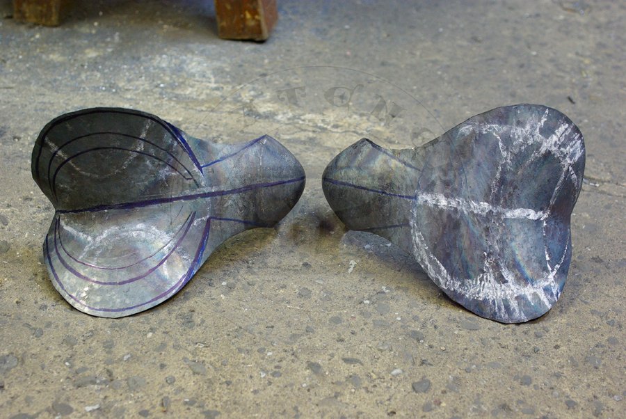 Bigwanty pytowe woskie eksportowe 'alla tedesca' w produkcji. /Italian export leg harness 'alla tedesca' in progress.