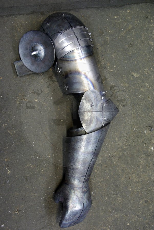 Osony rk skadajce si z narczakw ze zintegrowanymi naramiennikami w stylu angielskim, rkawic klepsydrowych oraz maniferu. Wykonane ze stali redniowglowej, hartowane i odpuszczane do 42 HRC./Arm harness consist of vambraces with integral spaulders in English armour style, hourglass gauntlets and manifer/gardebras. Made from medium carbon steel, heat hardened and tempered up to 42 HRC.