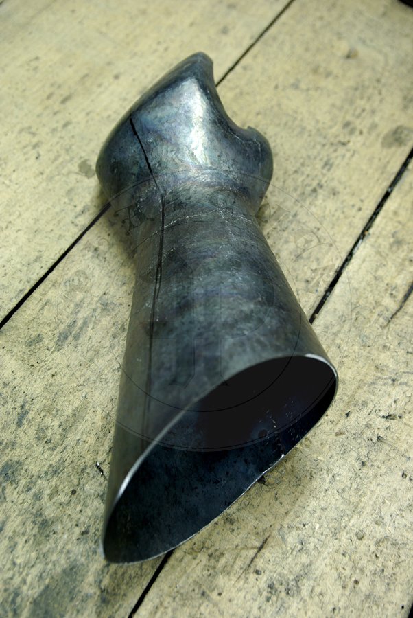 Osony rk skadajce si z narczakw ze zintegrowanymi naramiennikami w stylu angielskim, rkawic klepsydrowych oraz maniferu. Wykonane ze stali redniowglowej, hartowane i odpuszczane do 42 HRC./Arm harness consist of vambraces with integral spaulders in English armour style, hourglass gauntlets and manifer/gardebras. Made from medium carbon steel, heat hardened and tempered up to 42 HRC.