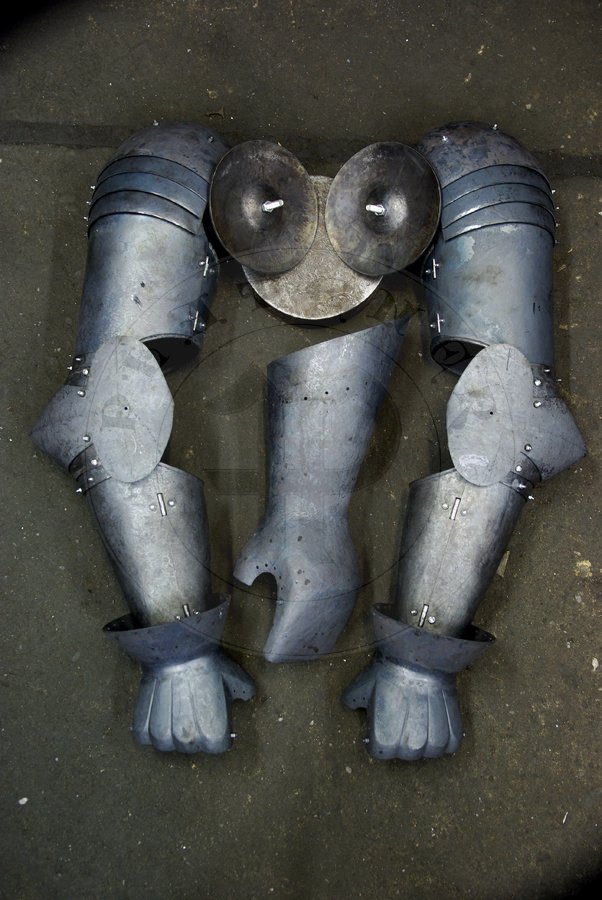 Osony rk skadajce si z narczakw ze zintegrowanymi naramiennikami w stylu angielskim, rkawic klepsydrowych oraz maniferu. Wykonane ze stali redniowglowej, hartowane i odpuszczane do 42 HRC./Arm harness consist of vambraces with integral spaulders in English armour style, hourglass gauntlets and manifer/gardebras. Made from medium carbon steel, heat hardened and tempered up to 42 HRC.