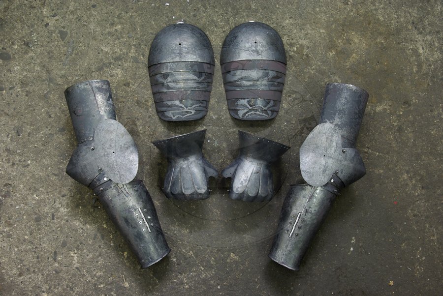 Osony rk wykonane ze stali redniowglowej, hartowane i odpuszczane do 42 HRC. Naokietnniki pokryte 24 karatowym zotem./Arm harness made from medium carbon steel, heat hardened and tempered up to 42 HRC. Couters covered in 24 karat gold.