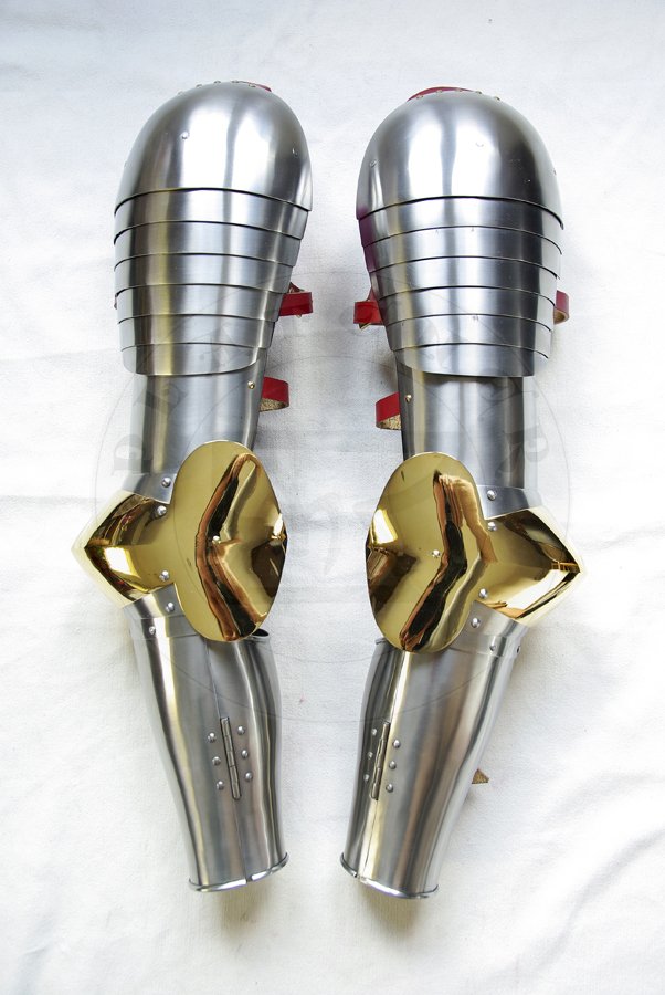 Osony rk wykonane ze stali redniowglowej, hartowane i odpuszczane do 42 HRC. Naokietnniki pokryte 24 karatowym zotem./Arm harness made from medium carbon steel, heat hardened and tempered up to 42 HRC. Couters covered in 24 karat gold.