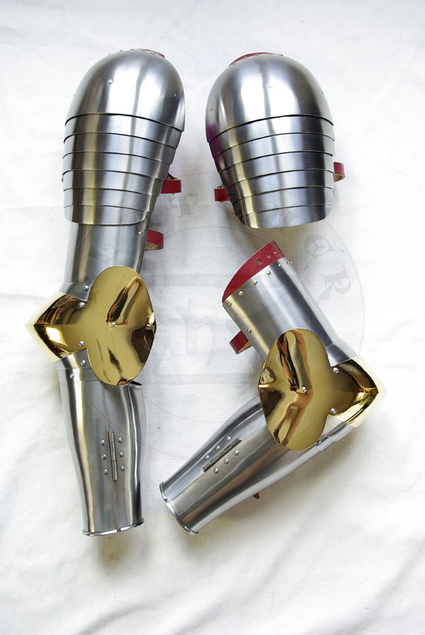 Osony rk wykonane ze stali redniowglowej, hartowane i odpuszczane do 42 HRC. Naokietnniki pokryte 24 karatowym zotem./Arm harness made from medium carbon steel, heat hardened and tempered up to 42 HRC. Couters covered in 24 karat gold.