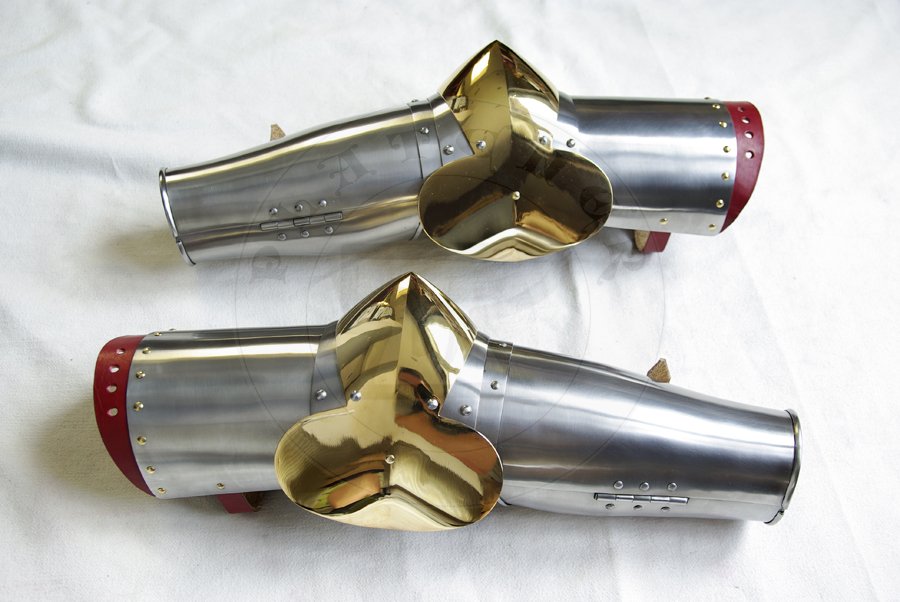Osony rk wykonane ze stali redniowglowej, hartowane i odpuszczane do 42 HRC. Naokietnniki pokryte 24 karatowym zotem./Arm harness made from medium carbon steel, heat hardened and tempered up to 42 HRC. Couters covered in 24 karat gold.