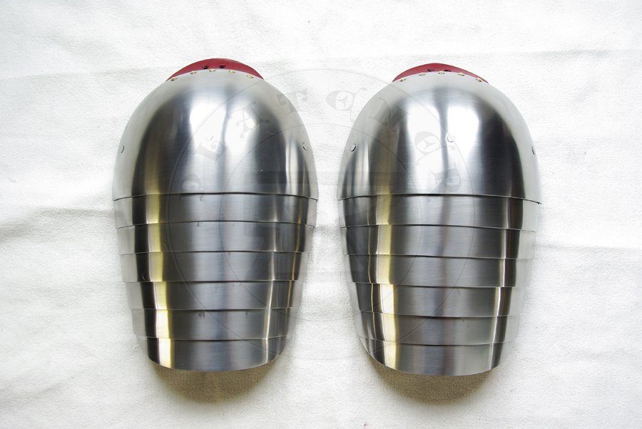 Osony rk wykonane ze stali redniowglowej, hartowane i odpuszczane do 42 HRC. Naokietnniki pokryte 24 karatowym zotem./Arm harness made from medium carbon steel, heat hardened and tempered up to 42 HRC. Couters covered in 24 karat gold.