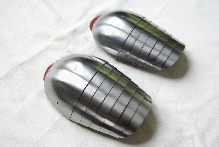 Osony rk wykonane ze stali redniowglowej, hartowane i odpuszczane do 42 HRC. Naokietnniki pokryte 24 karatowym zotem./Arm harness made from medium carbon steel, heat hardened and tempered up to 42 HRC. Couters covered in 24 karat gold.
