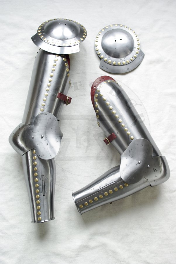 Osony rk wykonane ze stali redniowglowej bdce jedn z moliwych interpretacji uzbrojenia widocznego na przedstawieniach zbrojnych z srebrnego otarza w. Jakuba z katedry w Pistoi./Arm harness made from medium carbon steel which are one of possible version of harness depict by men-at-arms from silver altar of St. James in Pistoia Cathedral.