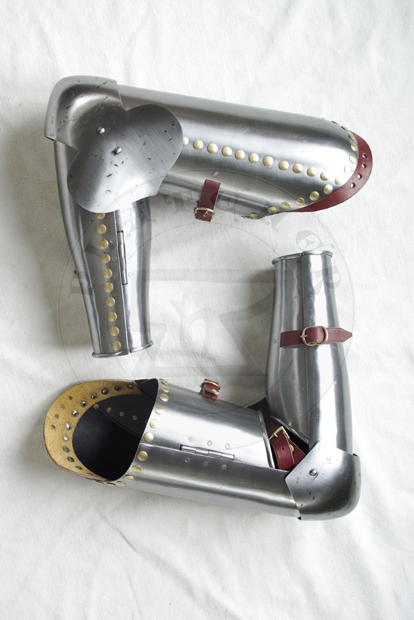 Osony rk wykonane ze stali redniowglowej bdce jedn z moliwych interpretacji uzbrojenia widocznego na przedstawieniach zbrojnych z srebrnego otarza w. Jakuba z katedry w Pistoi./Arm harness made from medium carbon steel which are one of possible version of harness depict by men-at-arms from silver altar of St. James in Pistoia Cathedral.