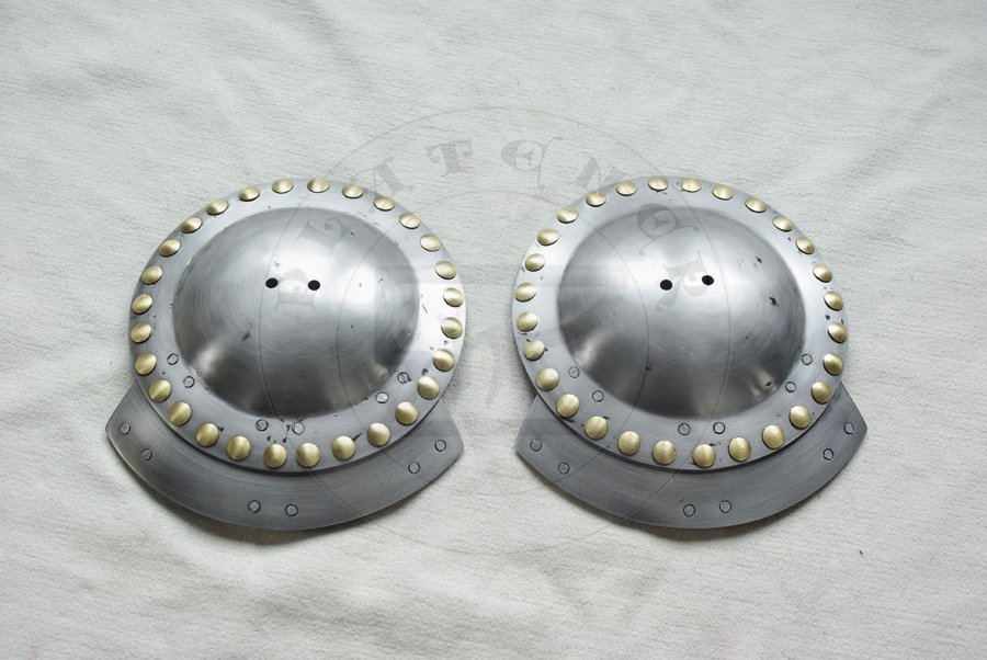 Osony rk wykonane ze stali redniowglowej bdce jedn z moliwych interpretacji uzbrojenia widocznego na przedstawieniach zbrojnych z srebrnego otarza w. Jakuba z katedry w Pistoi./Arm harness made from medium carbon steel which are one of possible version of harness depict by men-at-arms from silver altar of St. James in Pistoia Cathedral.