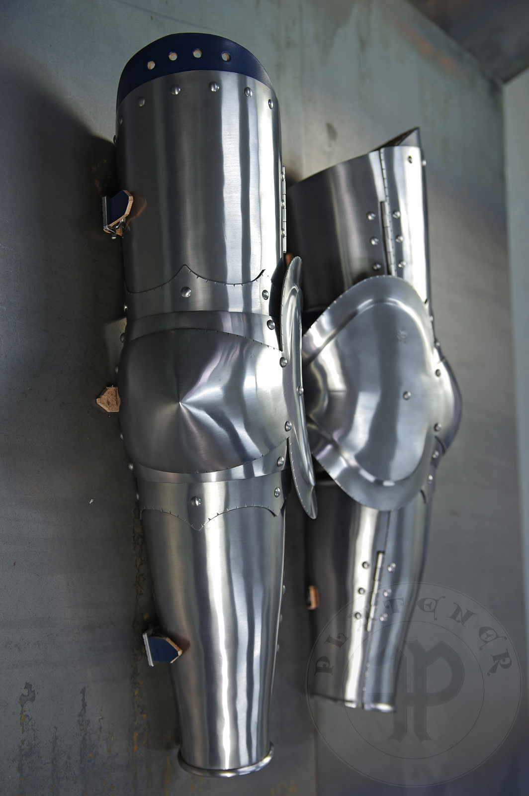 Arm harness in Kastenbrust style, circa 1470. Made of medium carbon steel and spring steel from 1,5; 1,2 mm and 1 mm thickness. Heat hardened and tempered up to 42 HRC. / Osony rk w stylu Kastenbrust, datowanie okoo 1470 rok. Wykonane w caoci ze stali redniowglowej i sprynowej o grubociach 1,5 mm; 1,2 mm i 1 mm. Nakolanniki posiadaj charakterystyczny szpiczasty ksztat. Wszystkie elementy hartowane i odpuszczane do 42 HRC. 