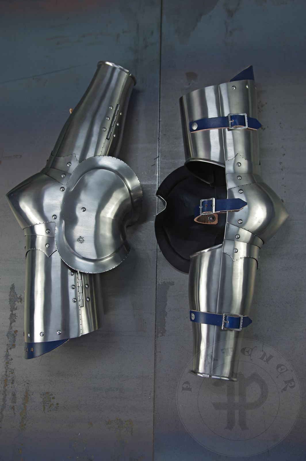 Arm harness in Kastenbrust style, circa 1470. Made of medium carbon steel and spring steel from 1,5; 1,2 mm and 1 mm thickness. Heat hardened and tempered up to 42 HRC. / Osony rk w stylu Kastenbrust, datowanie okoo 1470 rok. Wykonane w caoci ze stali redniowglowej i sprynowej o grubociach 1,5 mm; 1,2 mm i 1 mm. Nakolanniki posiadaj charakterystyczny szpiczasty ksztat. Wszystkie elementy hartowane i odpuszczane do 42 HRC. 