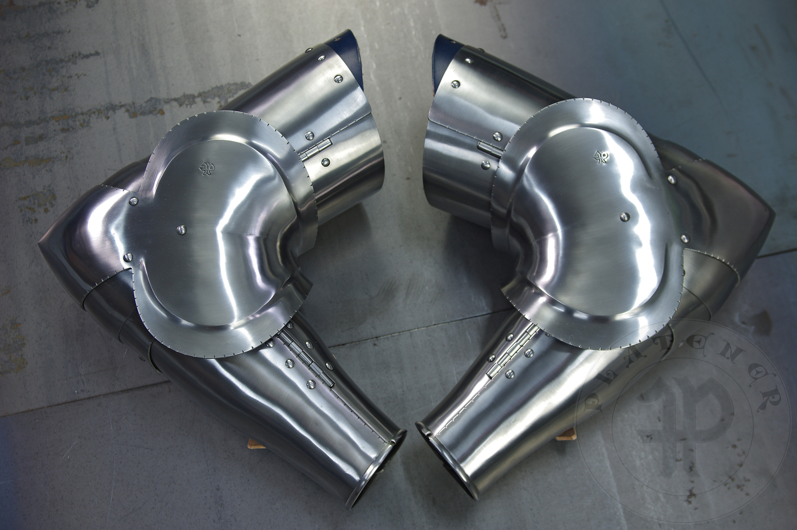 Arm harness in Kastenbrust style, circa 1470. Made of medium carbon steel and spring steel from 1,5; 1,2 mm and 1 mm thickness. Heat hardened and tempered up to 42 HRC. / Osony rk w stylu Kastenbrust, datowanie okoo 1470 rok. Wykonane w caoci ze stali redniowglowej i sprynowej o grubociach 1,5 mm; 1,2 mm i 1 mm. Nakolanniki posiadaj charakterystyczny szpiczasty ksztat. Wszystkie elementy hartowane i odpuszczane do 42 HRC. 