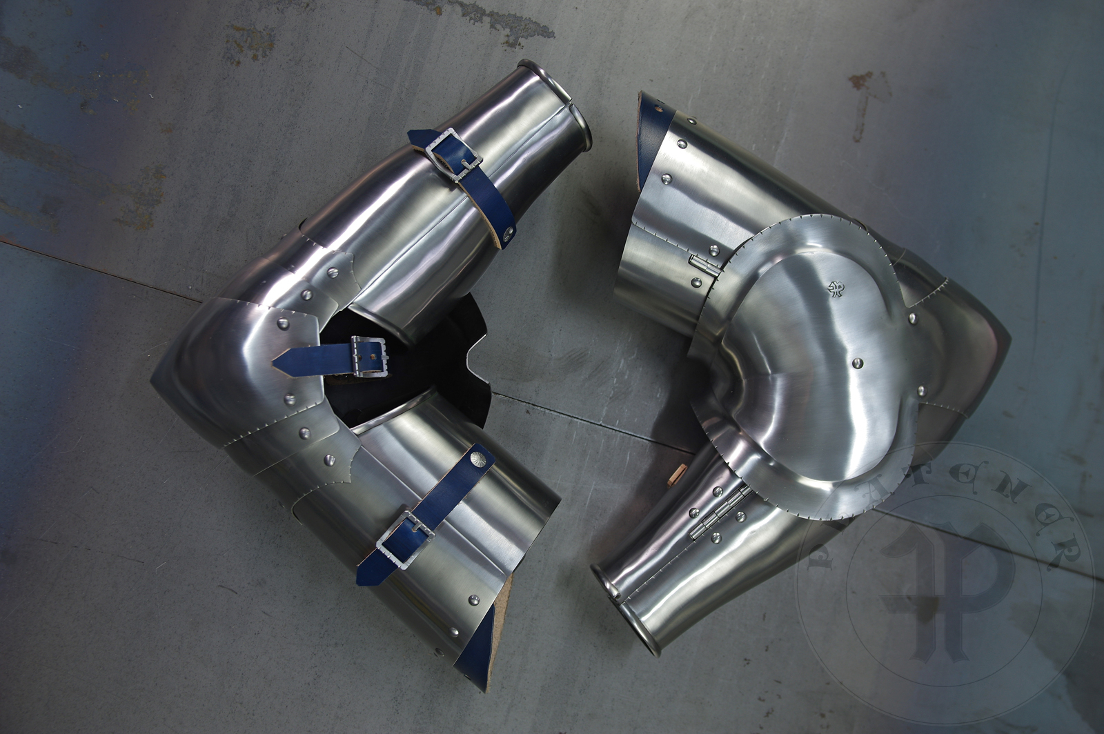 Arm harness in Kastenbrust style, circa 1470. Made of medium carbon steel and spring steel from 1,5; 1,2 mm and 1 mm thickness. Heat hardened and tempered up to 42 HRC. / Osony rk w stylu Kastenbrust, datowanie okoo 1470 rok. Wykonane w caoci ze stali redniowglowej i sprynowej o grubociach 1,5 mm; 1,2 mm i 1 mm. Nakolanniki posiadaj charakterystyczny szpiczasty ksztat. Wszystkie elementy hartowane i odpuszczane do 42 HRC. 