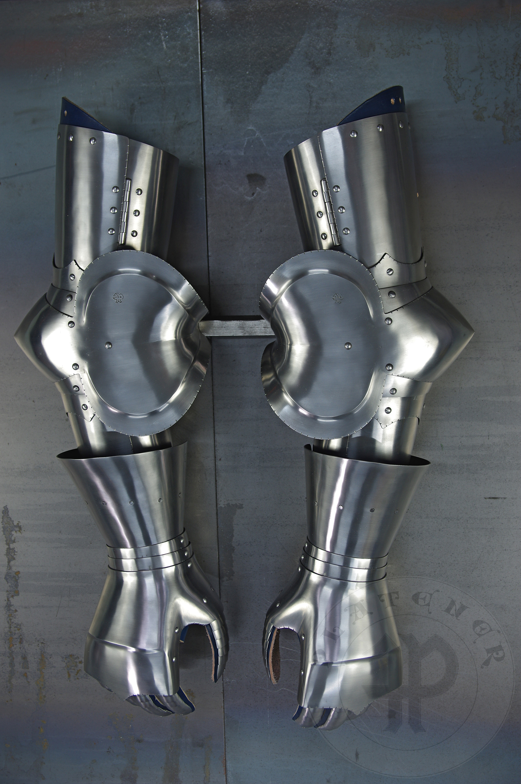 Arm harness in Kastenbrust style, circa 1470. Made of medium carbon steel and spring steel from 1,5; 1,2 mm and 1 mm thickness. Heat hardened and tempered up to 42 HRC. / Osony rk w stylu Kastenbrust, datowanie okoo 1470 rok. Wykonane w caoci ze stali redniowglowej i sprynowej o grubociach 1,5 mm; 1,2 mm i 1 mm. Nakolanniki posiadaj charakterystyczny szpiczasty ksztat. Wszystkie elementy hartowane i odpuszczane do 42 HRC. 
