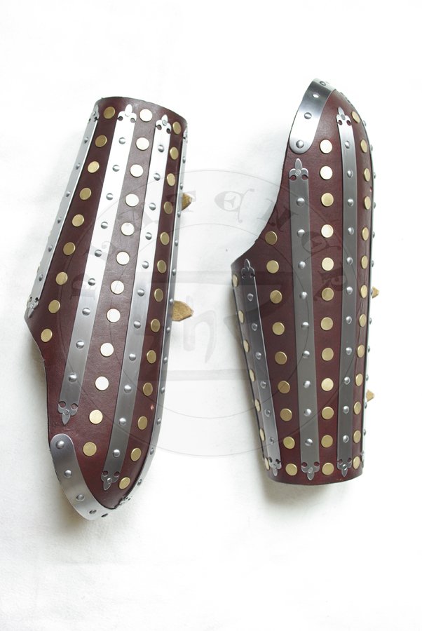 Osony rk wykonane ze stali redniowglowej oraz utwardzanej woskiem skry, poowa XIV wieku. Elementy stalowe hartowane i odpuszczane do twardoci 38-42 HRC./Arm harness made from medium carbon steel and wax boiled leather, half of XIV c. Steel elements Heat hardened and tempered up to 38-42 HRC.