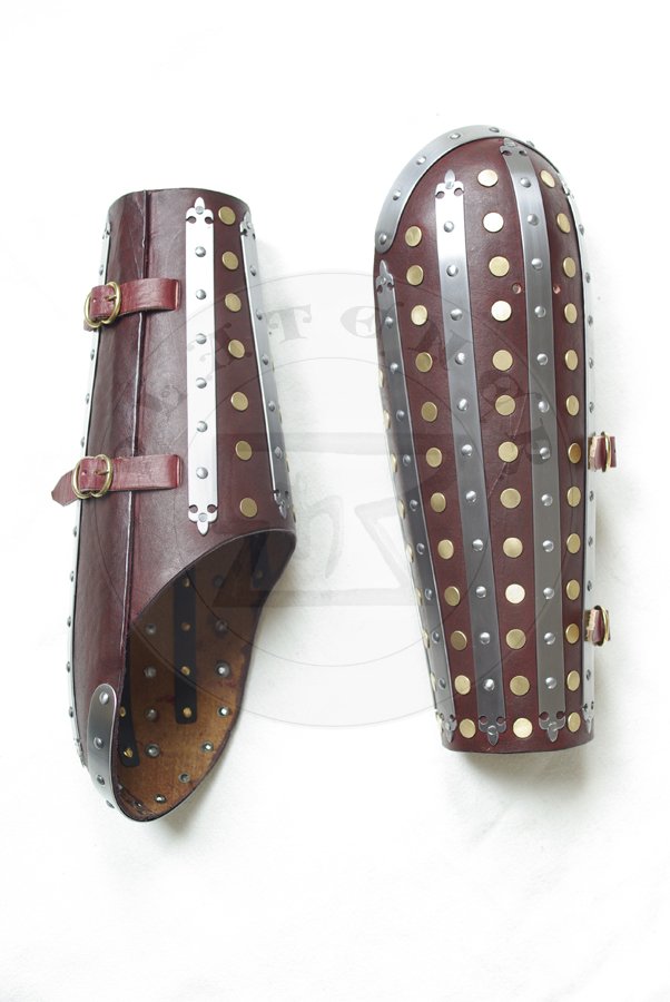 Osony rk wykonane ze stali redniowglowej oraz utwardzanej woskiem skry, poowa XIV wieku. Elementy stalowe hartowane i odpuszczane do twardoci 38-42 HRC./Arm harness made from medium carbon steel and wax boiled leather, half of XIV c. Steel elements Heat hardened and tempered up to 38-42 HRC.
