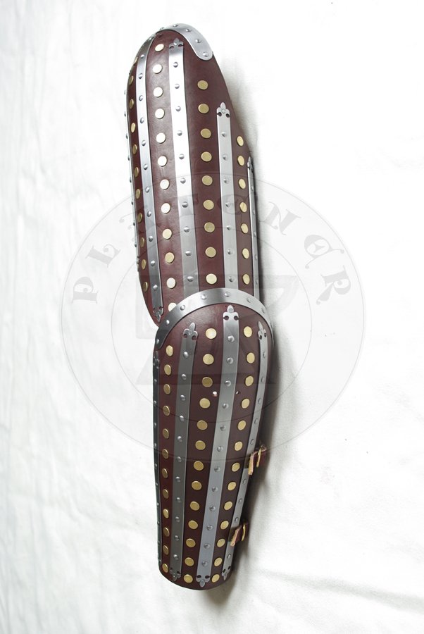 Osony rk wykonane ze stali redniowglowej oraz utwardzanej woskiem skry, poowa XIV wieku. Elementy stalowe hartowane i odpuszczane do twardoci 38-42 HRC./Arm harness made from medium carbon steel and wax boiled leather, half of XIV c. Steel elements Heat hardened and tempered up to 38-42 HRC.