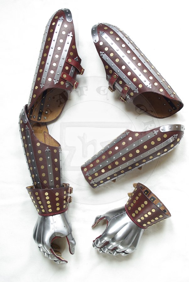 Osony rk wykonane ze stali redniowglowej oraz utwardzanej woskiem skry, poowa XIV wieku. Elementy stalowe hartowane i odpuszczane do twardoci 38-42 HRC./Arm harness made from medium carbon steel and wax boiled leather, half of XIV c. Steel elements Heat hardened and tempered up to 38-42 HRC.