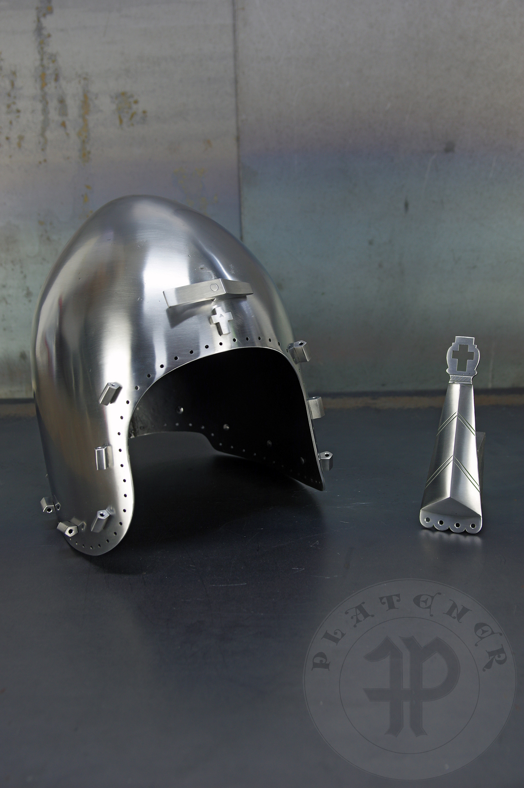 Reproduction of the helmet from Nysa(Poland) equipped with a nasal guard based on the original from Amersfoort (Holland). / Replika hemu z Nysy wyposaona w nosal wzorowany na oryginale z Amersfoort w Holandii.