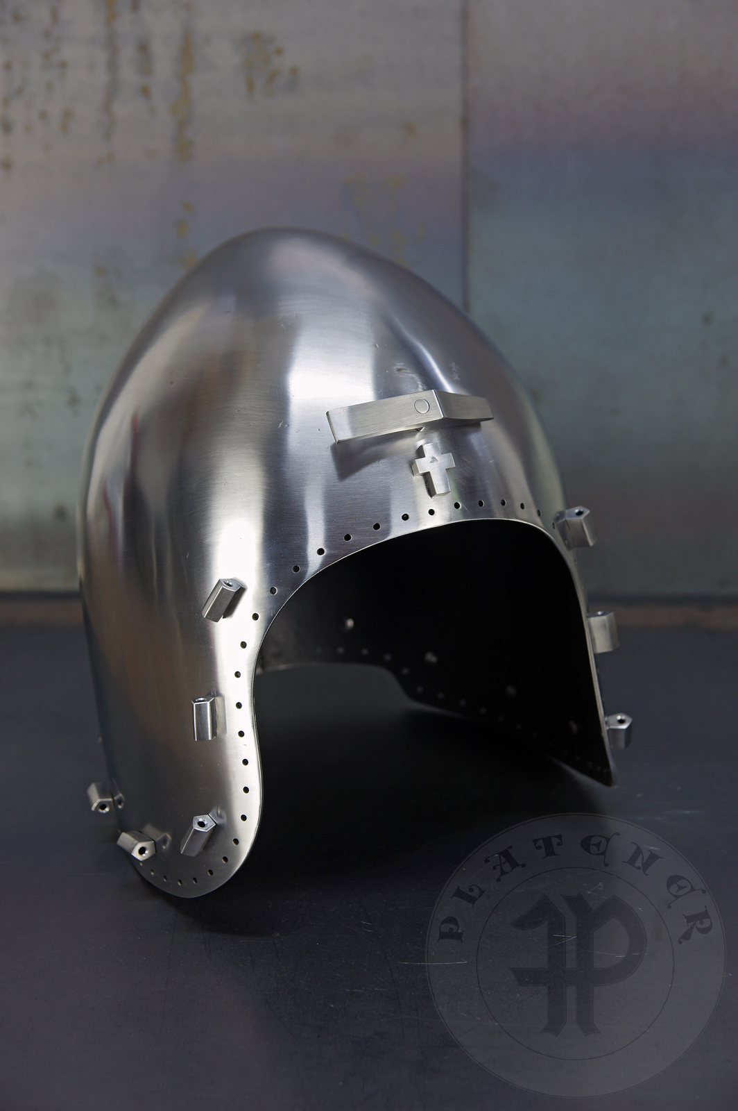 Reproduction of the helmet from Nysa(Poland) equipped with a nasal guard based on the original from Amersfoort (Holland). / Replika hemu z Nysy wyposaona w nosal wzorowany na oryginale z Amersfoort w Holandii.