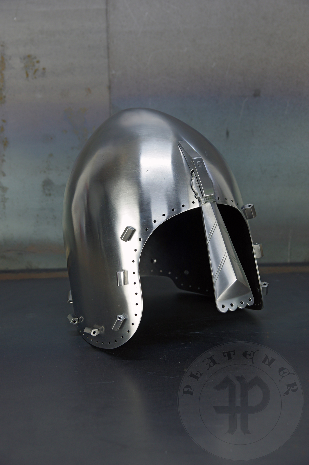 Reproduction of the helmet from Nysa(Poland) equipped with a nasal guard based on the original from Amersfoort (Holland). / Replika hemu z Nysy wyposaona w nosal wzorowany na oryginale z Amersfoort w Holandii.
