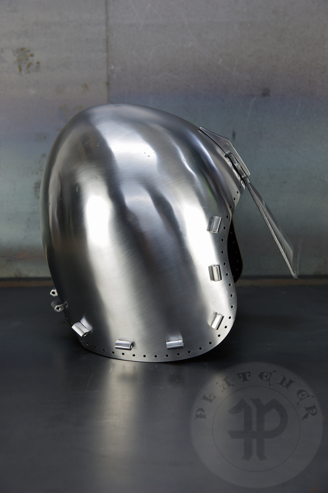 Reproduction of the helmet from Nysa(Poland) equipped with a nasal guard based on the original from Amersfoort (Holland). / Replika hemu z Nysy wyposaona w nosal wzorowany na oryginale z Amersfoort w Holandii.