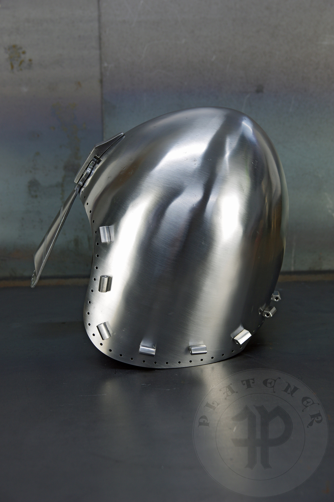 Reproduction of the helmet from Nysa(Poland) equipped with a nasal guard based on the original from Amersfoort (Holland). / Replika hemu z Nysy wyposaona w nosal wzorowany na oryginale z Amersfoort w Holandii.
