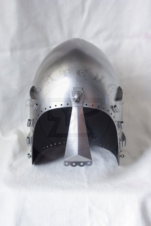 Basinet z nosalem datowany na poowe XIV wieku. Hartowany i odpuszczany do twardoci 30 HRC./Bascinet with nasal dated for half of XIV c. Heat hardened and tempered up to 30 HRC.
