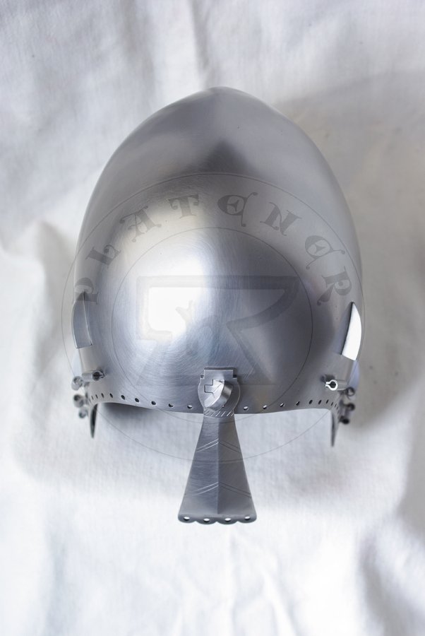 Basinet z nosalem datowany na poowe XIV wieku. Hartowany i odpuszczany do twardoci 30 HRC./Bascinet with nasal dated for half of XIV c. Heat hardened and tempered up to 30 HRC.
