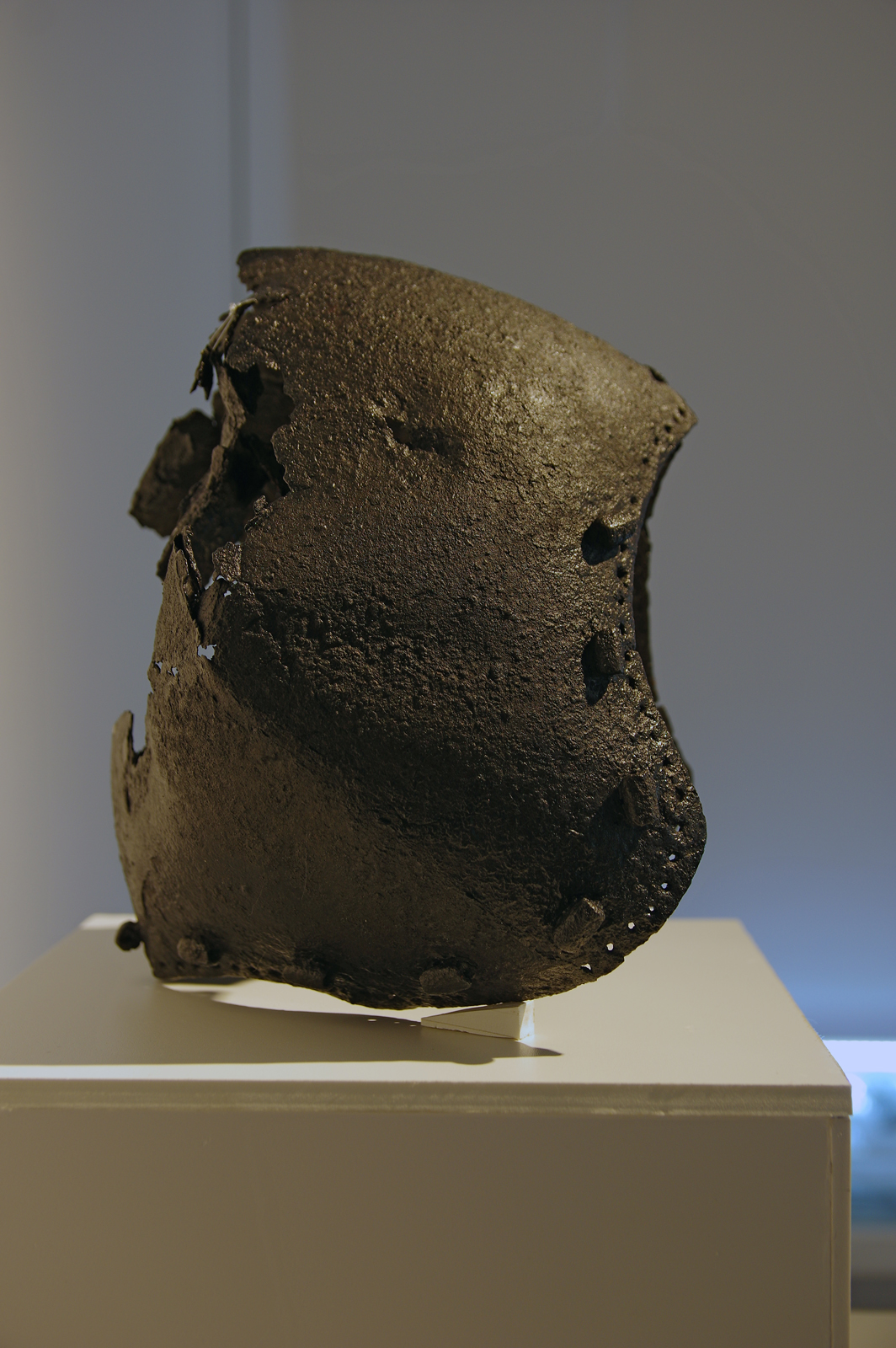 Bascinet found in Nysa during excavation works in 2021-2022. Dating: 1350-1375. It's exhibited in Muzeum Powiatowe in Nysa, Poland./ Basinet znaleziony podczas prac archeologicznych prowadzonych w Nysie w latach 2021-2022. Datowanie: 1350-1375. Hem jest na ekspozycji w Muzeum Powiatowym w Nysie.