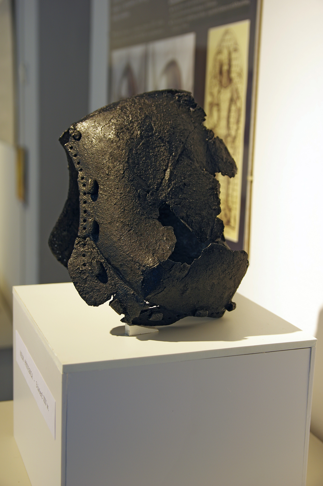 Bascinet found in Nysa during excavation works in 2021-2022. Dating: 1350-1375. It's exhibited in Muzeum Powiatowe in Nysa, Poland./ Basinet znaleziony podczas prac archeologicznych prowadzonych w Nysie w latach 2021-2022. Datowanie: 1350-1375. Hem jest na ekspozycji w Muzeum Powiatowym w Nysie.